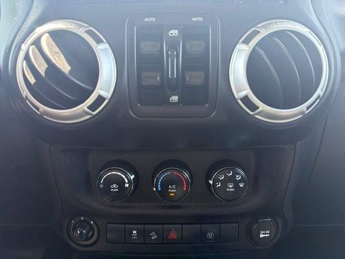 Used 2017 Jeep Wrangler Unlimited Sahara AWD/4WD image 31