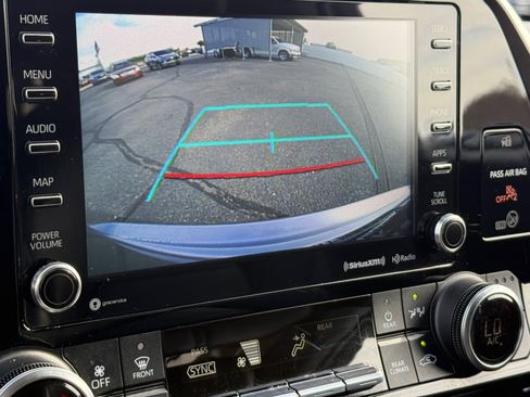 Used 2021 Toyota Highlander XLE image 25