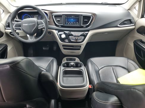 Used 2021 Chrysler Voyager Lxi image 14