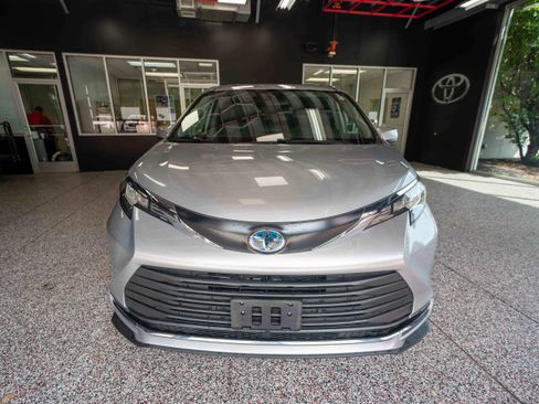 Used 2021 Toyota Sienna XLE AWD/4WD image 6