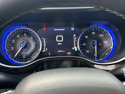 Certified 2024 Chrysler Pacifica Limited image 33