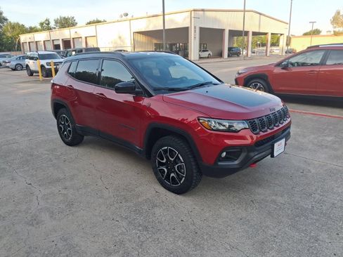 Used 2025 Jeep Compass Trailhawk AWD/4WD image 6