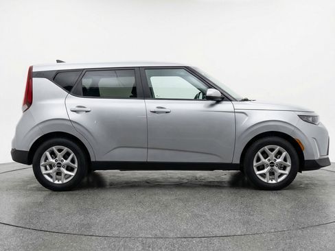 Used 2025 Kia Soul LX w/ LX Technology Package image 11