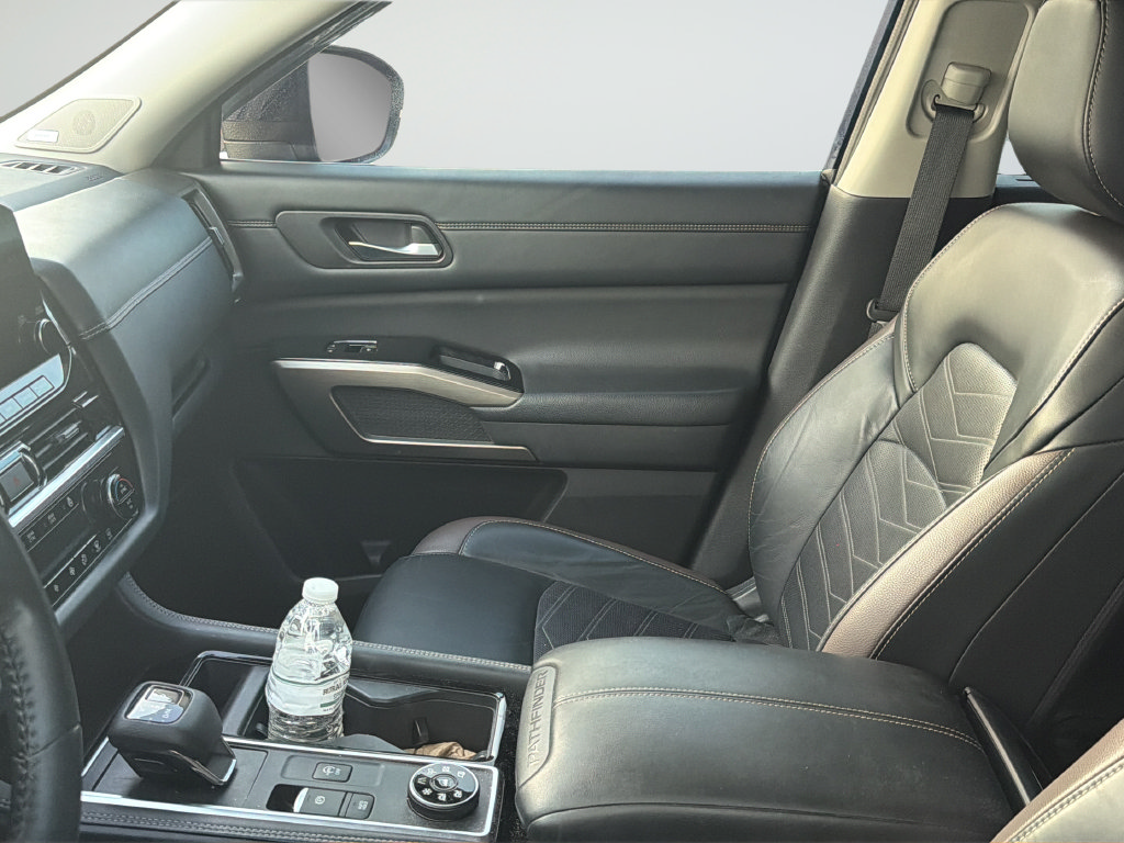 Used 2023 Nissan Pathfinder Platinum w/ Cargo Package AWD/4WD image 15