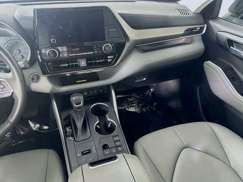 Used 2023 Toyota Highlander XLE image 18