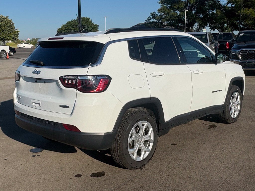 Used 2024 Jeep Compass Latitude AWD/4WD image 7