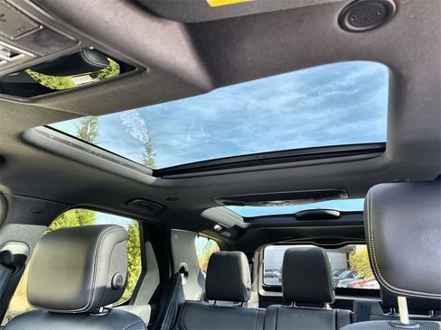 Certified 2024 Land Rover Discovery Dynamic SE image 19