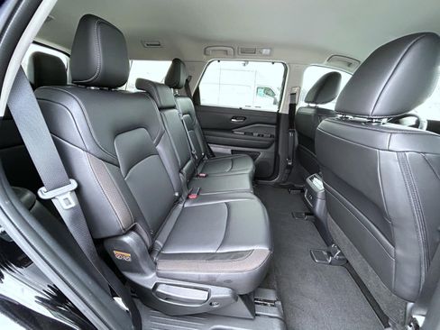 Used 2024 Nissan Pathfinder SL image 18