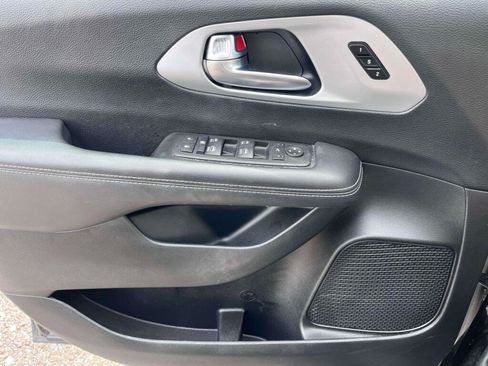 Used 2025 Chrysler Pacifica Limited FWD image 32
