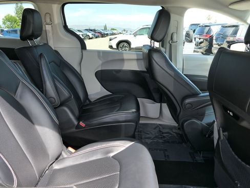 Used 2024 Chrysler Pacifica Limited FWD image 24