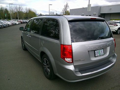 Used 2017 Dodge Grand Caravan GT image 3