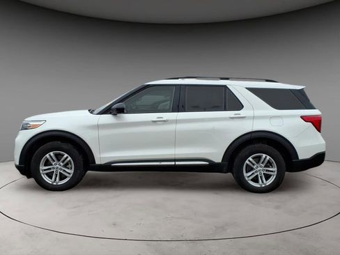 Used 2023 Ford Explorer XLT image 2