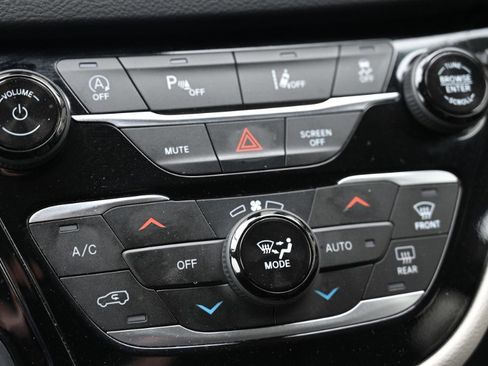 Used 2023 Chrysler Pacifica Touring-L image 26