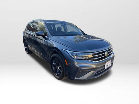 Used 2023 Volkswagen Tiguan SE w/ Panoramic Sunroof Package image 18