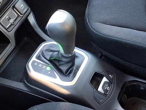 Used 2021 Jeep Renegade Latitude FWD image 14