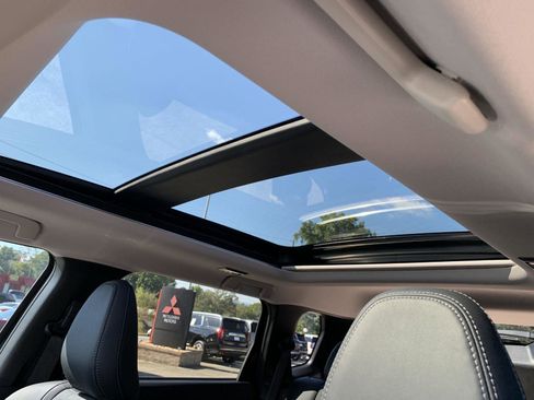 New 2025 Mitsubishi Outlander SE image 16