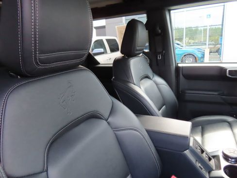 Used 2025 Ford Bronco Badlands image 37