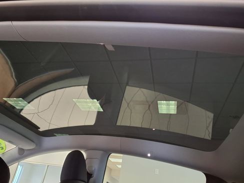 Used 2024 Tesla Model Y Long Range AWD/4WD image 18