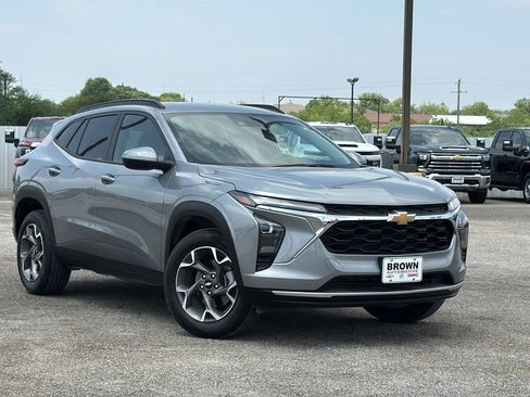 Used 2024 Chevrolet Trax LT w/ Driver Confidence Package FWD image 1