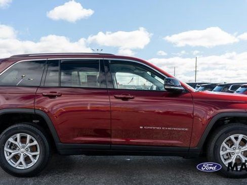 Used 2023 Jeep Grand Cherokee Limited AWD/4WD image 4