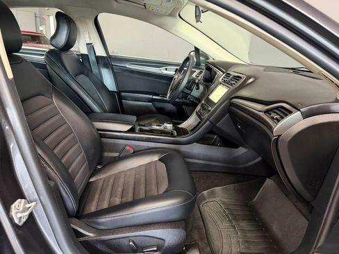 Used 2017 Ford Fusion SE w/ Equipment Group 201A image 19