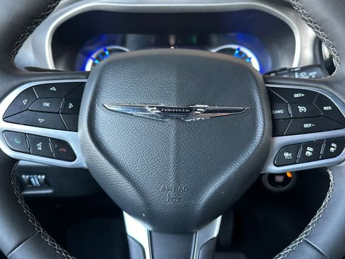 Used 2025 Chrysler Pacifica Select w/ Uconnect Theater Family Group image 26