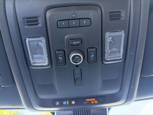 Used 2023 Chevrolet Suburban Premier RWD image 34