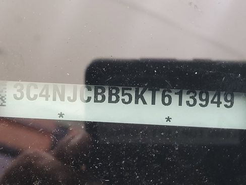 Used 2019 Jeep Compass Latitude FWD image 33
