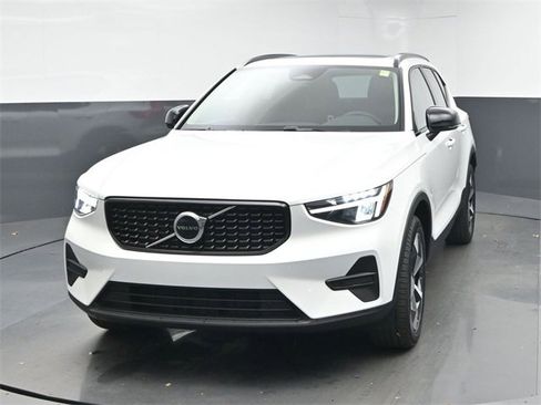 New 2026 Volvo XC40 B5 Core w/ Climate Package image 3