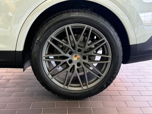 Certified 2024 Porsche Cayenne AWD/4WD image 15