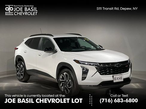 Used 2025 Chevrolet Trax RS FWD image 1