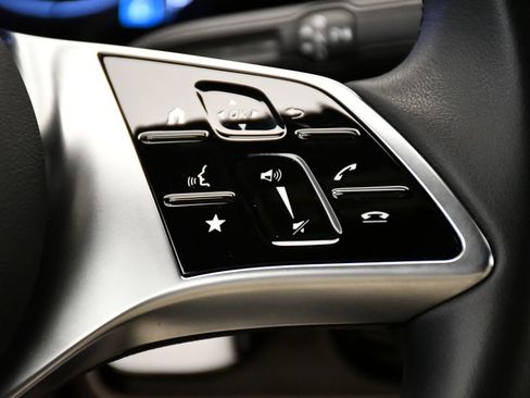 Used 2025 Mercedes-Benz GLA 250 4MATIC image 23