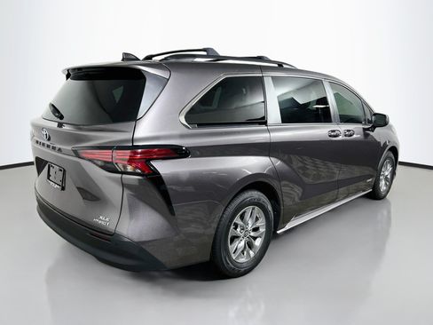 Used 2021 Toyota Sienna XLE FWD image 4