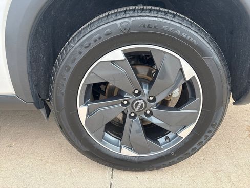Used 2025 Nissan Rogue SV AWD/4WD image 11