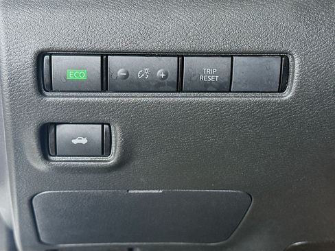 Used 2025 Nissan Sentra SV FWD image 17