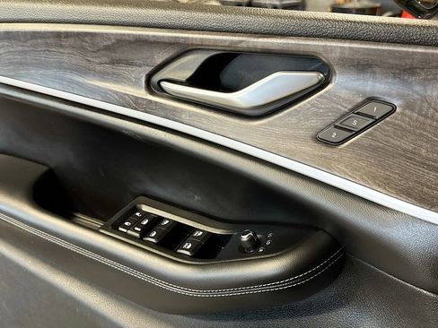 Used 2023 Jeep Grand Cherokee 4WD 4xe w/ Luxury Tech Group II image 18