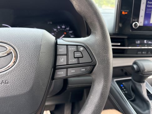 Used 2025 Toyota Sienna LE FWD image 3