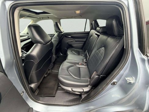Used 2020 Toyota Highlander XLE FWD image 29
