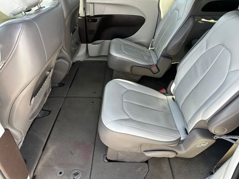 Used 2018 Chrysler Pacifica Touring-L FWD image 22