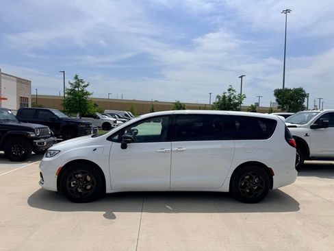 Used 2024 Chrysler Pacifica Limited FWD image 1