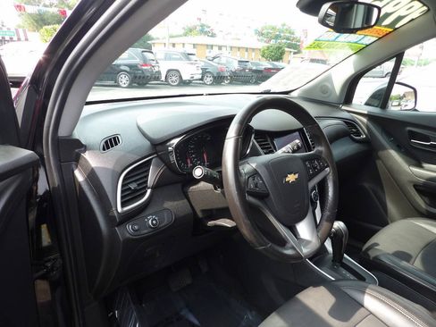 Used 2020 Chevrolet Trax LT w/ LT Convenience Package FWD image 6