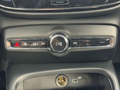 Used 2021 Volvo XC40 P8 Recharge w/ Advanced Package image 29