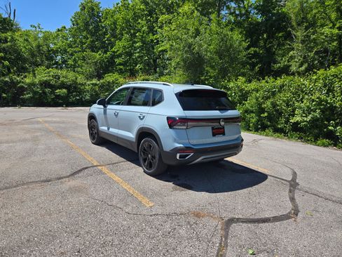 New 2026 Volkswagen Taos SE FWD image 3