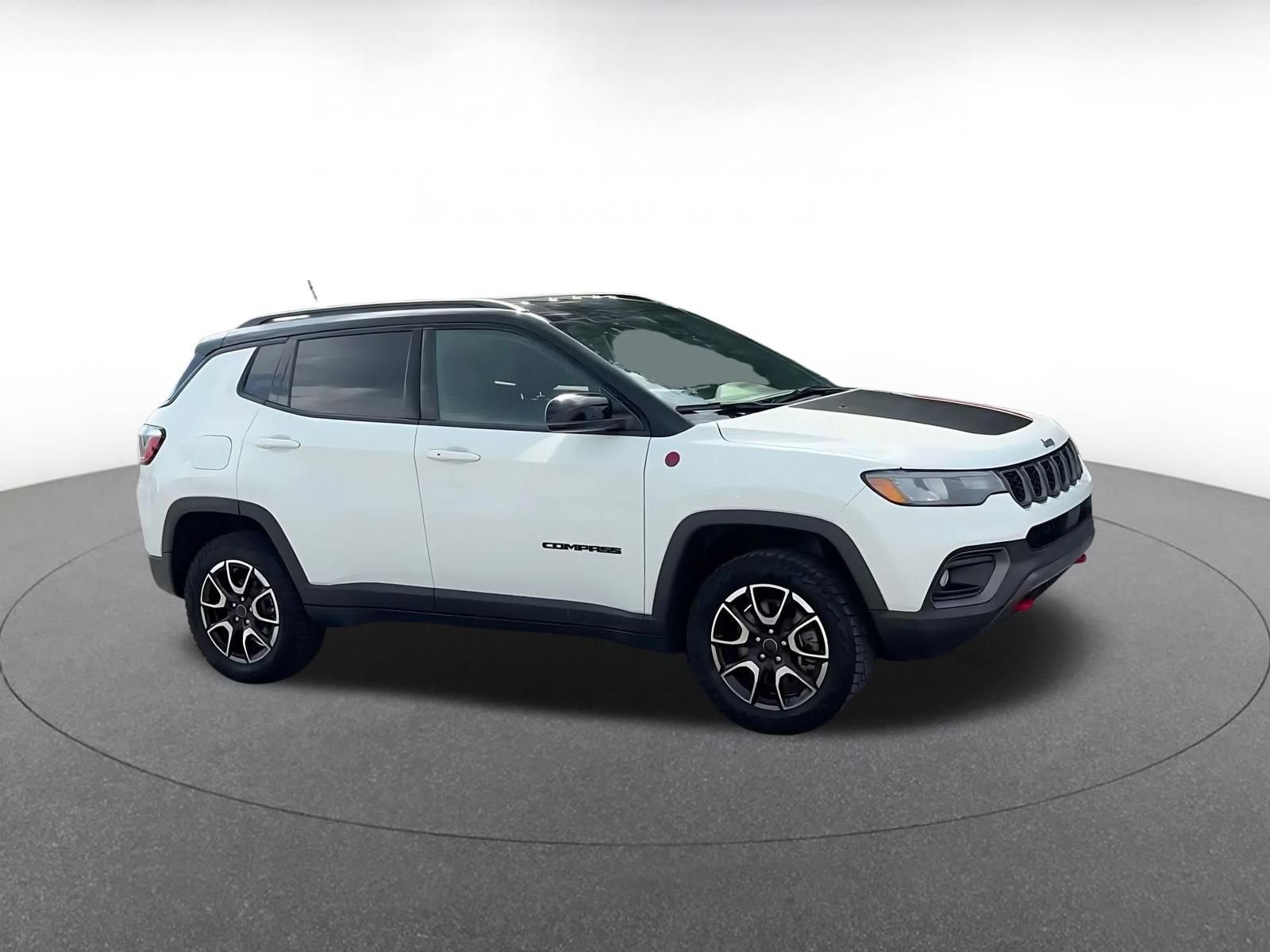 Used 2025 Jeep Compass Trailhawk AWD/4WD image 2