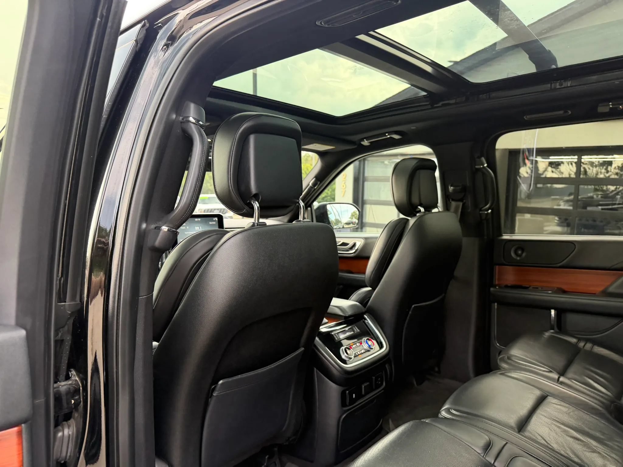 Used 2018 Lincoln Navigator Select w/ Technology Package AWD/4WD image 39