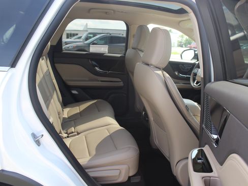 Used 2022 Lincoln Corsair AWD w/ Premium Package image 23