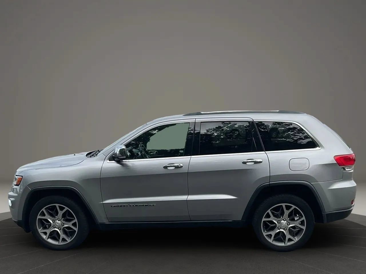 Used 2019 Jeep Grand Cherokee Limited AWD/4WD image 2