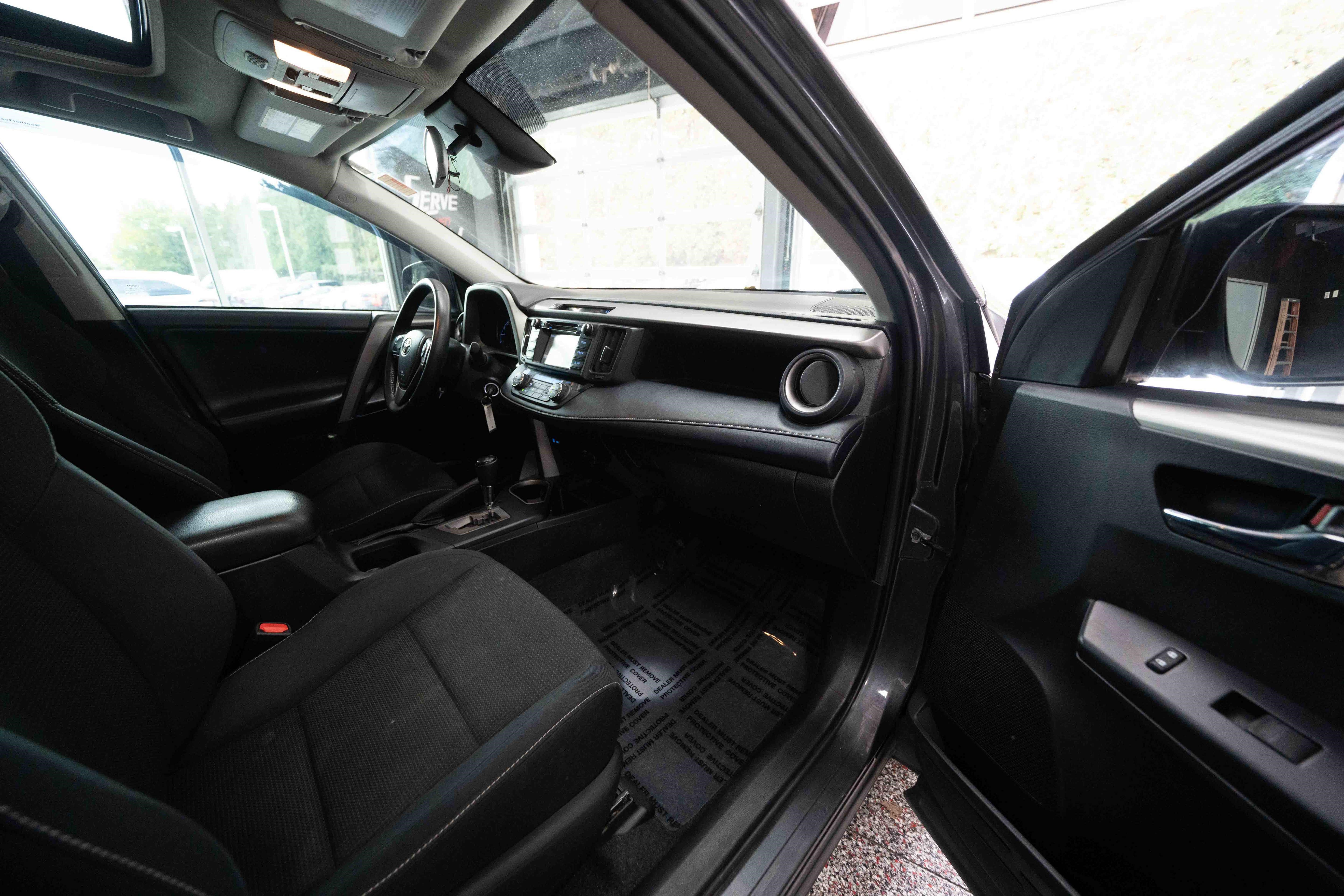 Used 2018 Toyota RAV4 XLE AWD/4WD image 26
