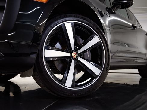 Certified 2023 Porsche Macan AWD/4WD image 12
