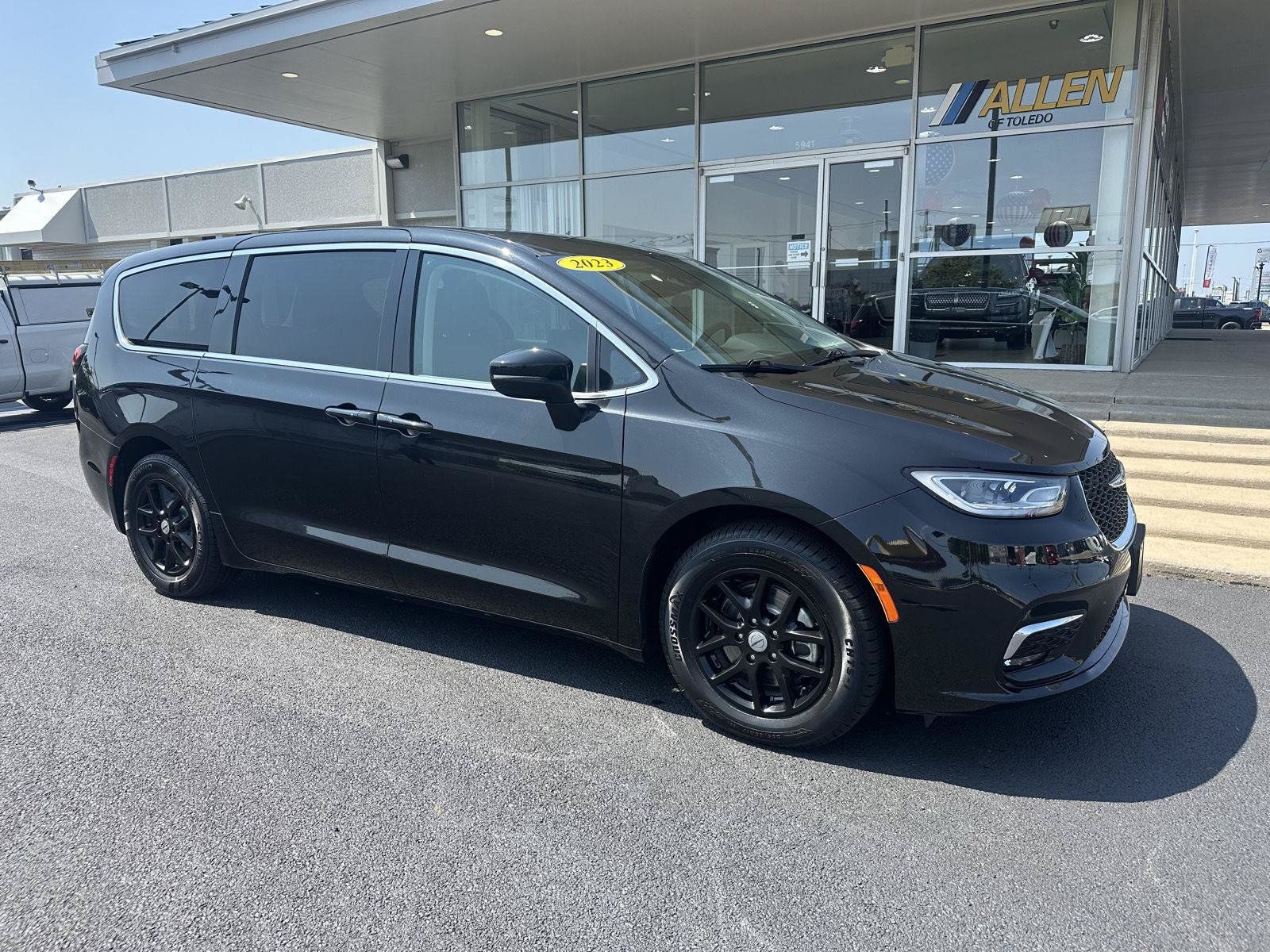 Used 2023 Chrysler Pacifica Touring-L FWD image 2
